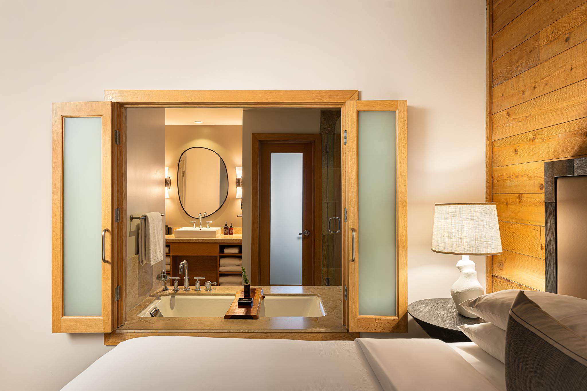 /images/stay/Ventana Guestroom Bathroom.jpg